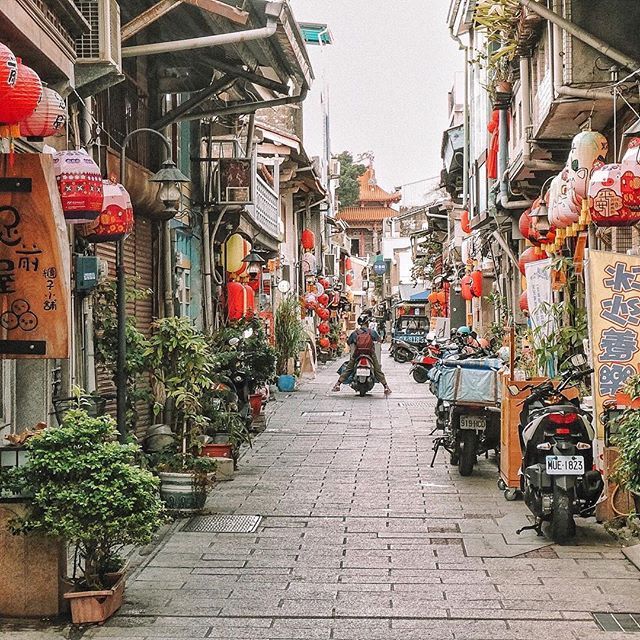 Image of an alley way in Taiwan.