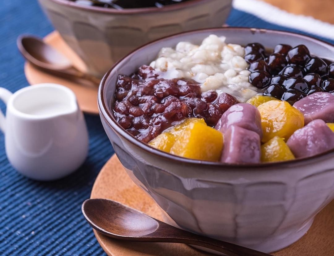 Image of sweet soy pudding and mochi toppings.