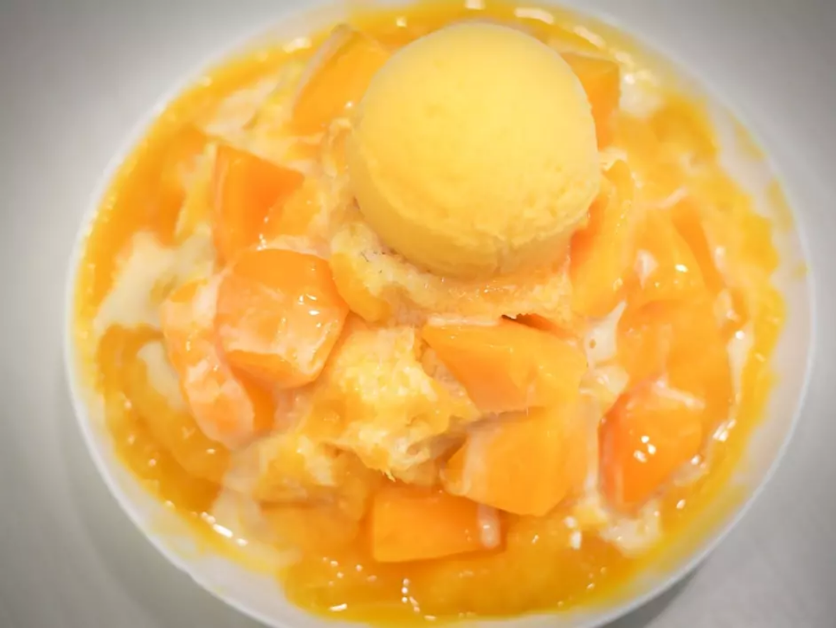 Image of Taiwanese style shaved ice with mango ice cream and mango slices.