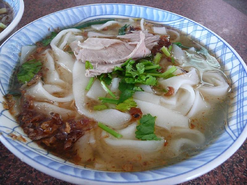 Image of a bowl of Hakka style noodles.